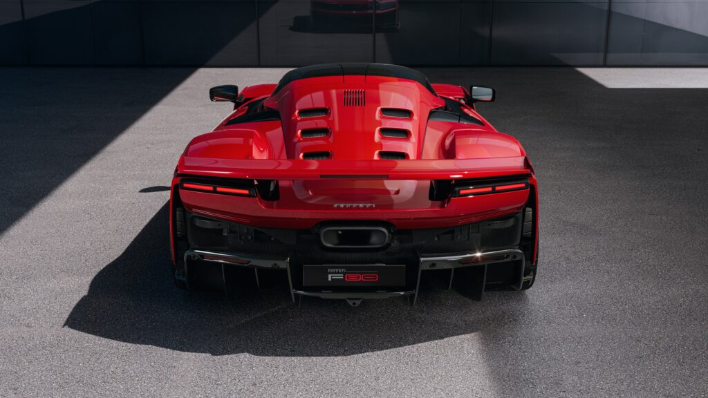 Ferrari F80 rouge vue de l'arrière, aileron et diffuseur apparents