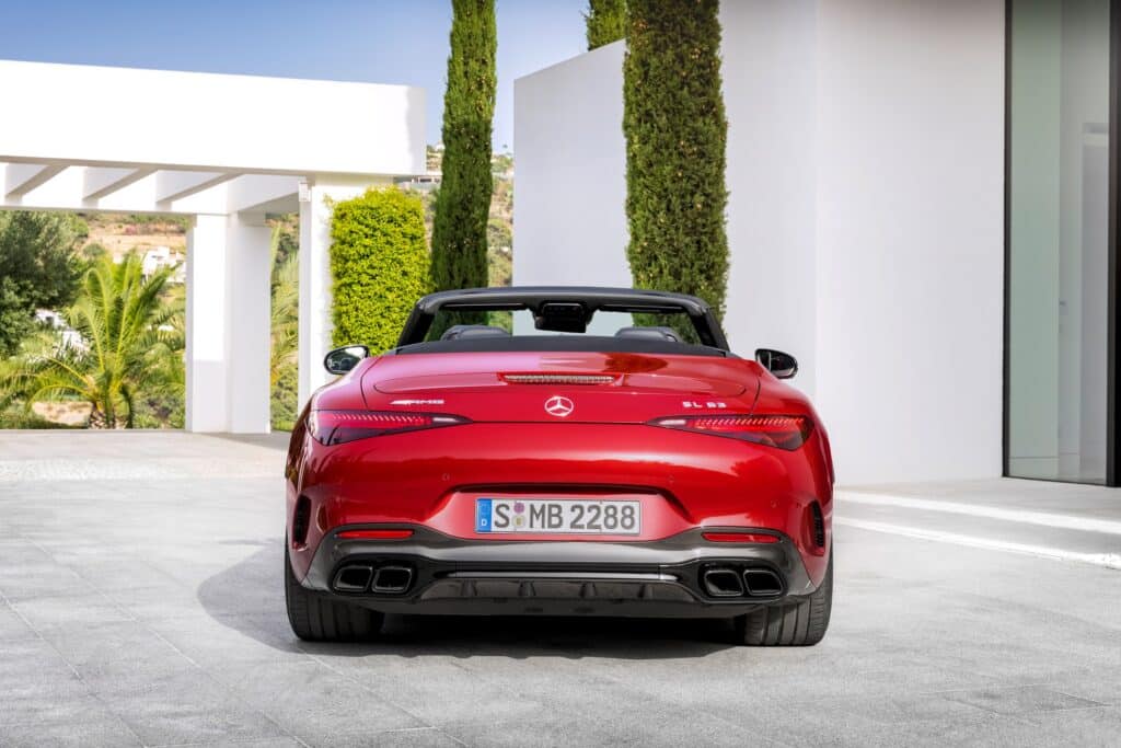 Poupe de la Mercedes-AMG SL 63 4MATIC+ rouge décapotée, monogramme SL 63 et quatre sorties d'échappement