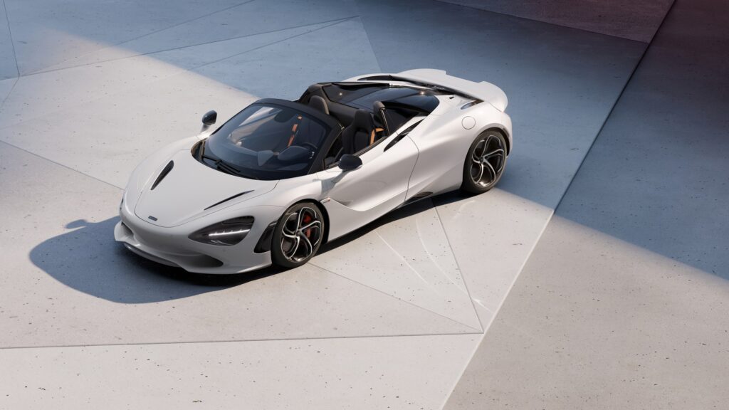 Les 10 cabriolets de luxe les plus désirables en 2026 :McLaren 750S Spider blanche toit ouvert sur un parvis ensoleillé, vue plongeante de trois-quarts avant