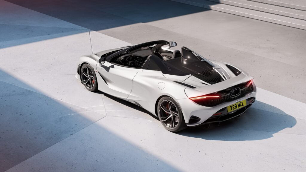McLaren 750S Spider blanche toit ouvert, vue plongeante de trois-quarts arrière sur l'échappement central
