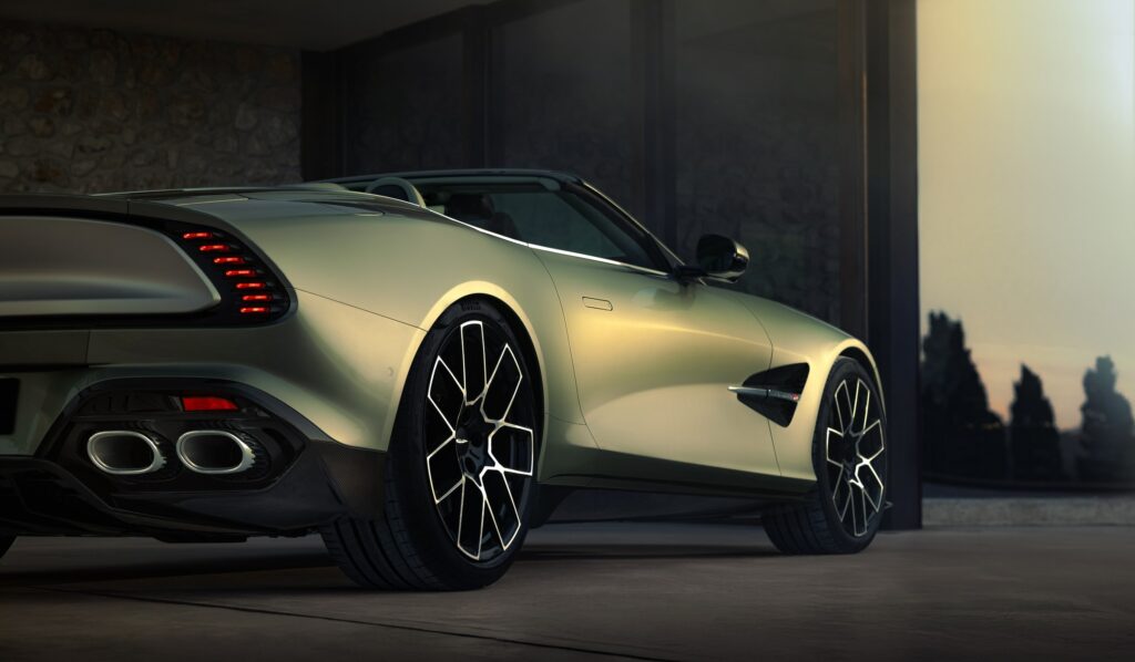 Aston Martin Vanquish Volante verte vue de trois-quarts arrière, sorties d'échappement en gros plan