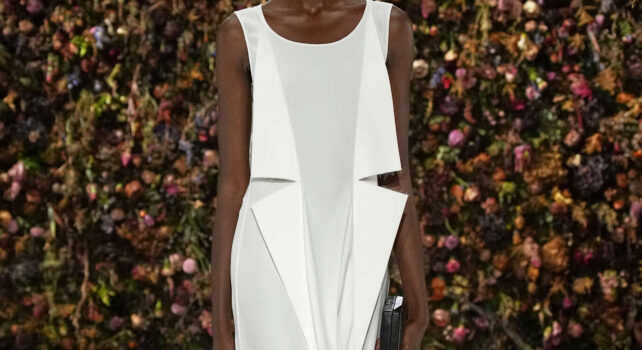 Maison Margiela Printemps-Été 2027 : Glenn Martens entre tailleur rigide et fleurs fanées