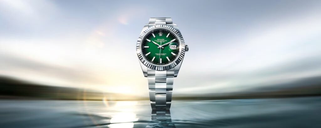 Rolex Datejust 41 à cadran vert présentée dans un décor lumineux