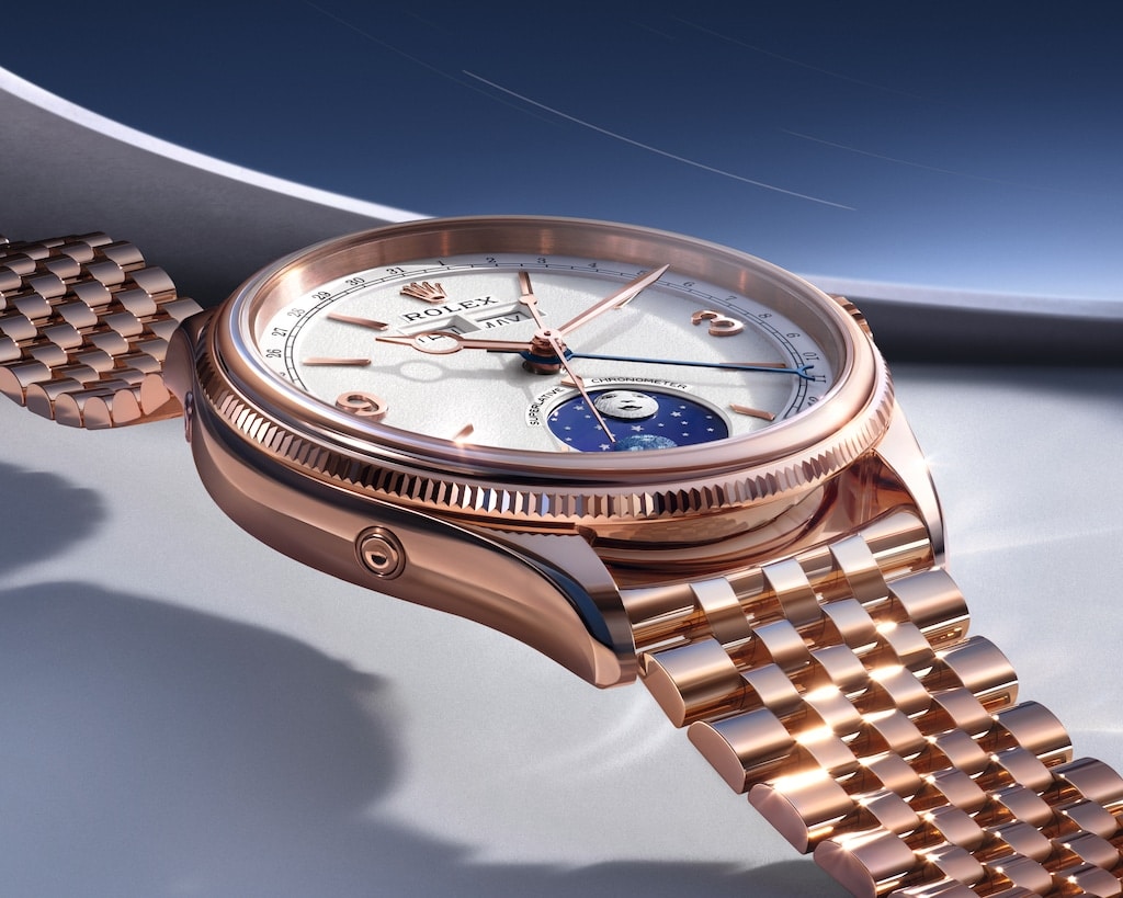 Rolex record de vente : Rolex Perpetual Padellone en or Everose présentée sur fond bleu