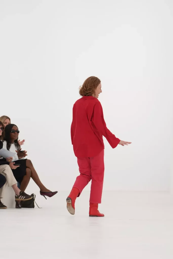 Cette collection arrive pourtant dans un moment qui n'a rien d'évident : la demande en maroquinerie et en vêtements de luxe ralentit, nous dit la presse économique, et le secteur retient son souffle. C'est peut-être pour cela que ce défilé touche autant : il ne cherche pas à rassurer par la prudence, mais par la confiance tranquille d'une maison qui sait où elle va. Et où elle va, justement, c'est vers un rendez-vous que l'on n'attendait plus : en janvier 2027, Nadège Vanhée-Cybulski signera la toute première collection de haute couture de l'histoire d'Hermès. Notre article sur la précédente collection automne-hiver de la maison permet de mesurer le chemin parcouru depuis. Notre analyse de la croissance d'Hermès en période d'incertitude éclaire ce contexte économique, celui dans lequel cette collection choisit, envers et contre tout, de respirer.