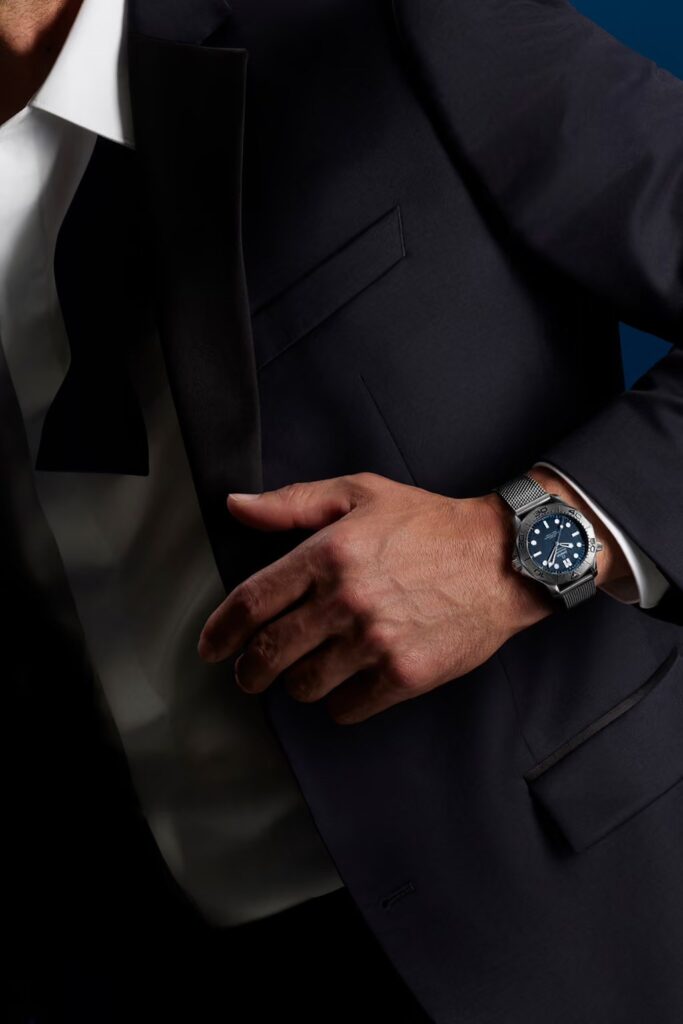 Omega Seamaster Diver 300M James Bond portée au poignet avec un costume