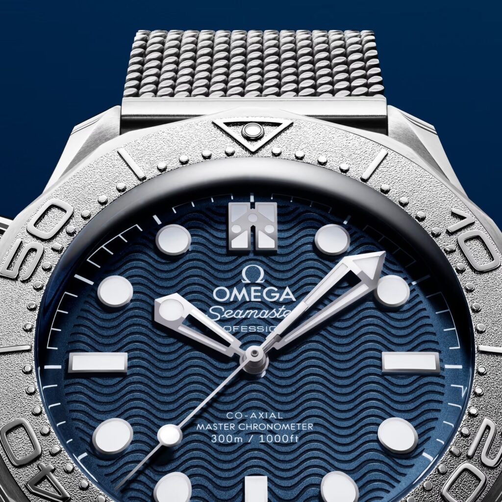 Détail du cadran bleu à vagues de la Seamaster Diver 300M James Bond