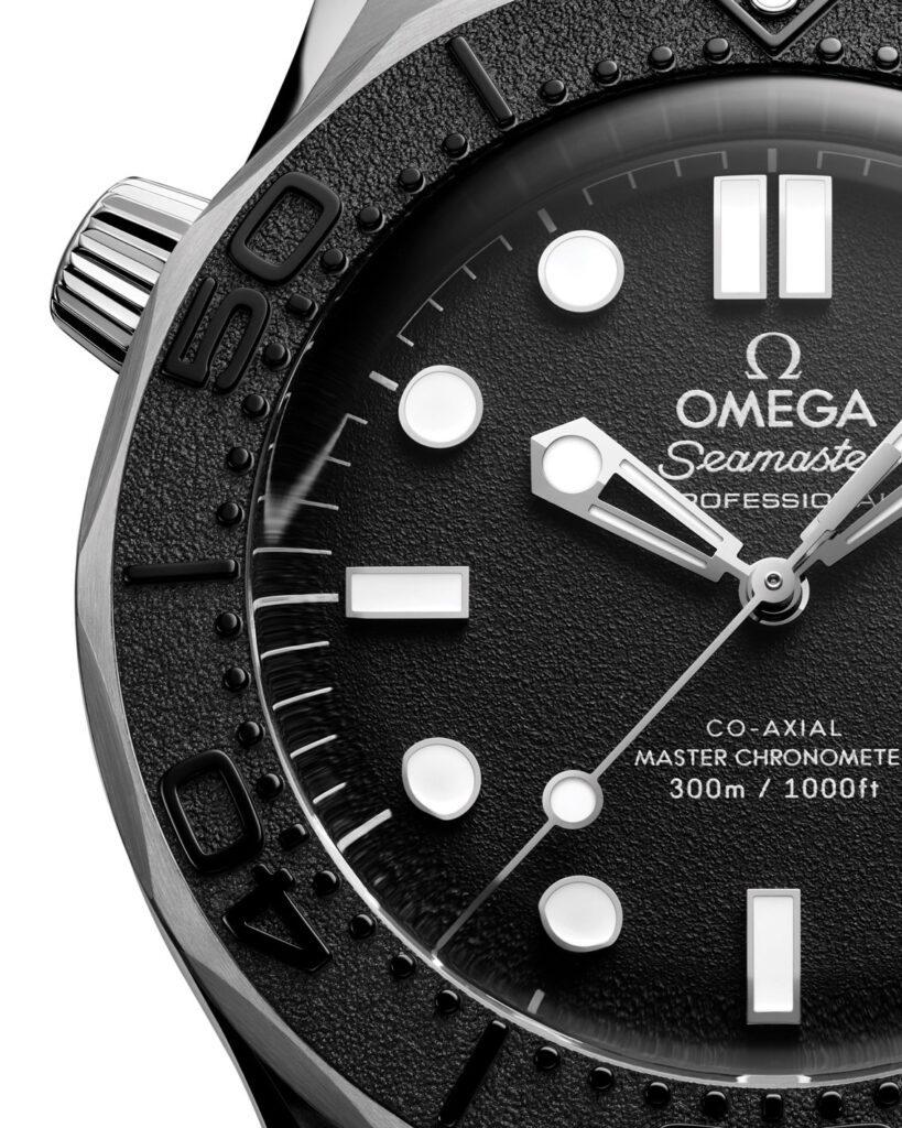 Détail du cadran noir de la Seamaster Diver 300M Spectre