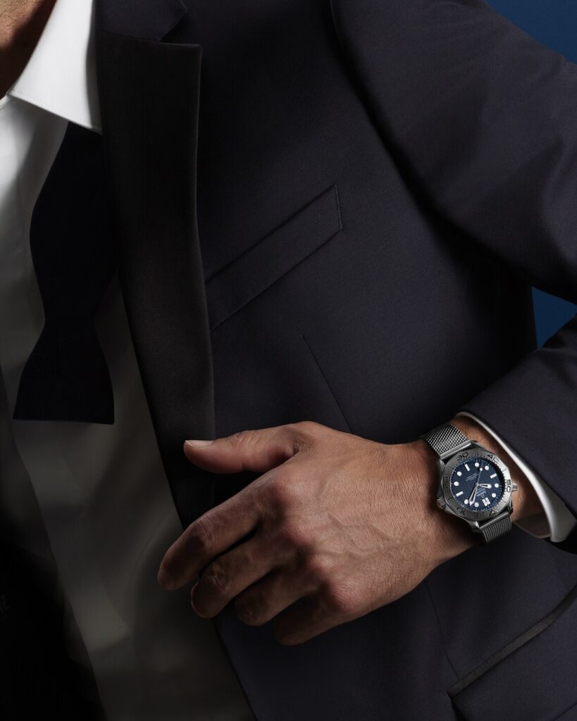 Détail de la Seamaster Diver 300M James Bond portée avec un costume