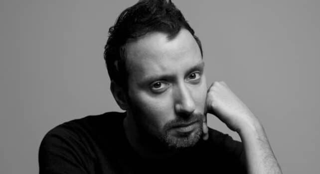 Anthony Vaccarello quitte Saint Laurent : 10 ans de smokings, de sensualité et de lumière