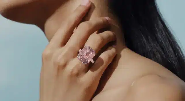 The Bulgari Pink : Un diamant rose de 24 carats monté par Bulgari, estimé jusqu&rsquo;à 15 millions de francs suisses chez Christie&rsquo;s