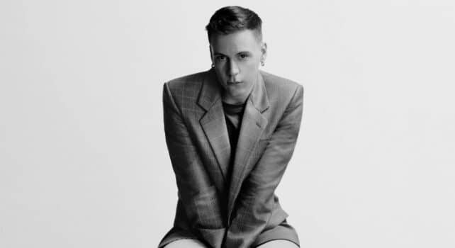 Alexander McQueen se sépare de Seán McGirr ; le même soir, Calvin Klein quitte Veronica Leoni