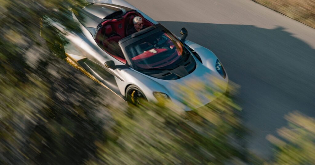 Aston Martin Valhalla Spider argent et or,