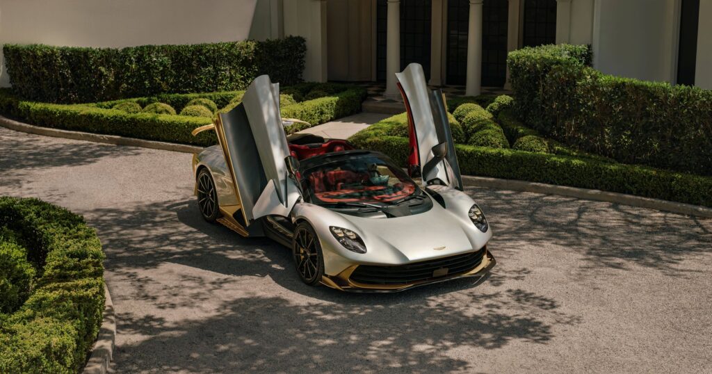 Aston Martin Valhalla Spider vue de trois quarts arrière en mouvement, aileron déployé