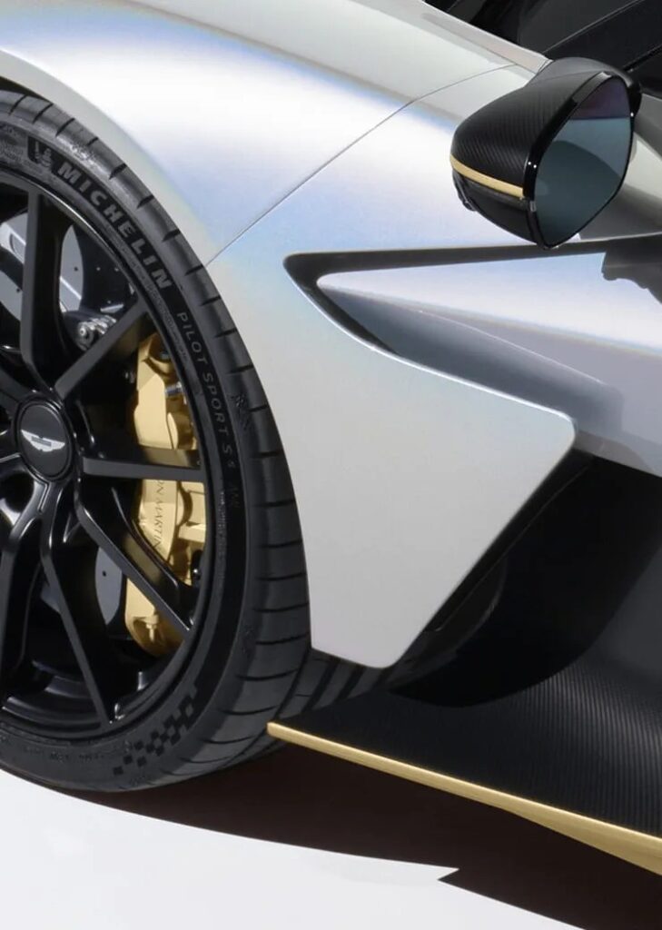 Étrier de frein doré et pneu Michelin 285/30 de l’Aston Martin Valhalla Spider