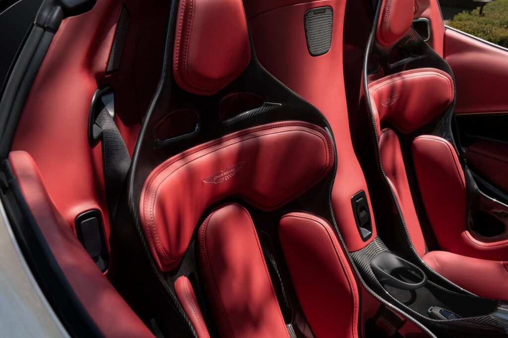 Sièges en fibre de carbone et cuir rouge de l’Aston Martin Valhalla Spider